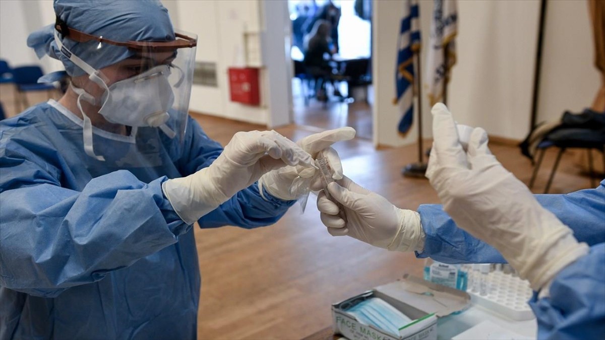 Κορωνοϊός: «Βράζει» η χώρα – 1.957 κρούσματα, 43 θάνατοι, 661 διασωληνωμένοι