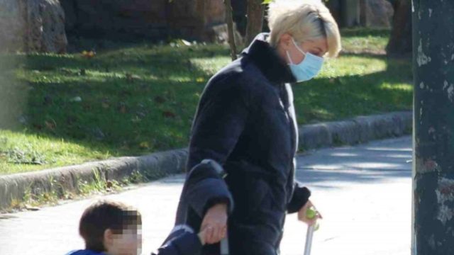 Αγνώριστη η Σία Κοσιώνη: Για βόλτα με τον γιο της στο κέντρο! Δεν την γνώρισε κανείς