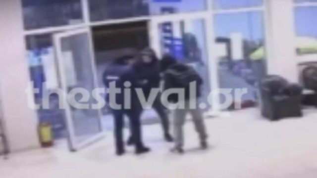 Τρόμος για υπάλληλο βενζινάδικου στη Θεσσαλονίκη: Βίντεο ντοκουμέντο από ληστεία