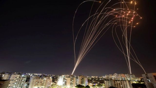 Ισραήλ: Έβδομη νύχτα βομβαρδισμών – «Χτύπησαν» το σπίτι του πολιτικού ηγέτη της Χαμάς