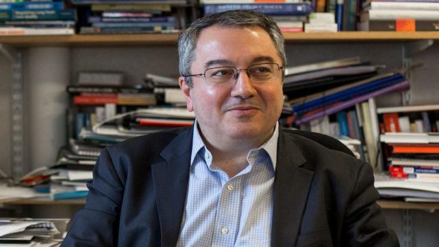Ο Μόσιαλος τρολάρει τους αντιεμβολιαστές: «Προσοχή μη γίνετε Εσκιμώος»