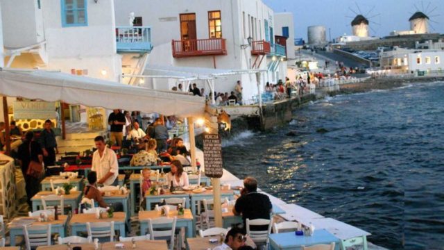 Μύκονος όπως λέμε… Σεντ Μόριτζ: Λογαριασμός 18.5 ευρώ για καφέ, σοκολάτα και νερό