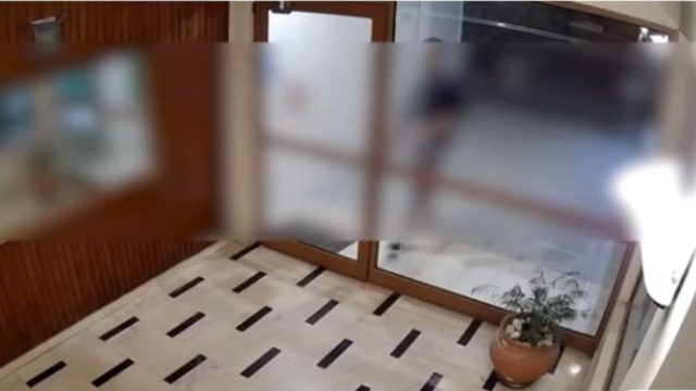 Νέα Σμύρνη: Προσαγωγή υπόπτου μετά την καταγγελία κοπέλας ότι άνδρας έβγαλε το μόριό του και την ακολουθούσε (Video)