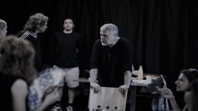Επίδαυρος: Ο Άρης Σερβετάλης μεταμορφώνεται σε “Ορέστης” – Φωτογραφίες από τις πρόβες