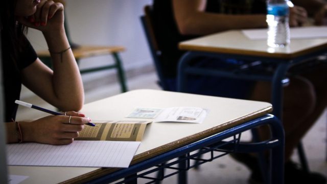 Πανελλαδικές Εξετάσεις: Ανατροπές από την ελάχιστη βάση εισαγωγής – Το πρόγραμμα των ειδικών μαθημάτων