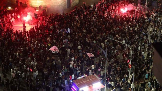 ΠΑΟΚ: Καρέ καρέ οι τρελοί πανηγυρισμοί των οπαδών του – Τα μπουγελώματα στην κάμερα
