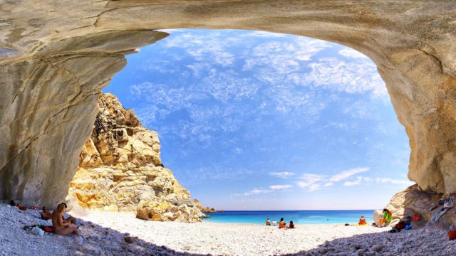 H παραλία στην Ικαρία με τα κυανά νερά, την λευκή άμμο και τους εντυπωσιακούς βράχους!