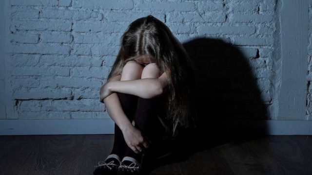 Ανάβυσσος: Σε αργία ο… σαρδανάπαλος δάσκαλος – Δεν τον αφήνουν να πλησιάσει τις μαθήτριες