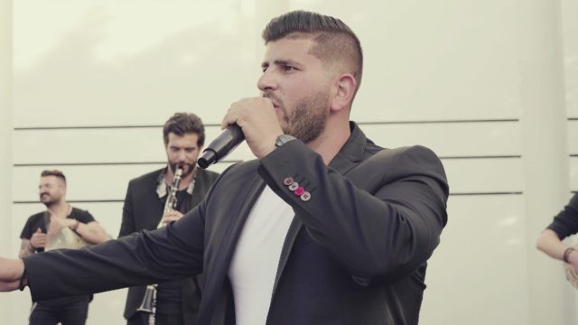 Ο Νίκος Χαρδαλιάς τραγουδάει «Θέλουμε Να Βγούμε»