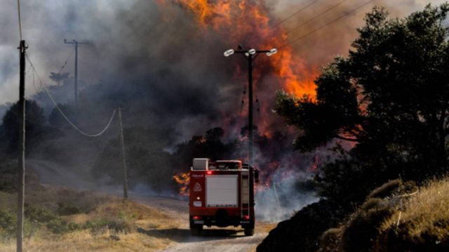 Ισχυρή πυρκαγιά στη Μάνδρα!