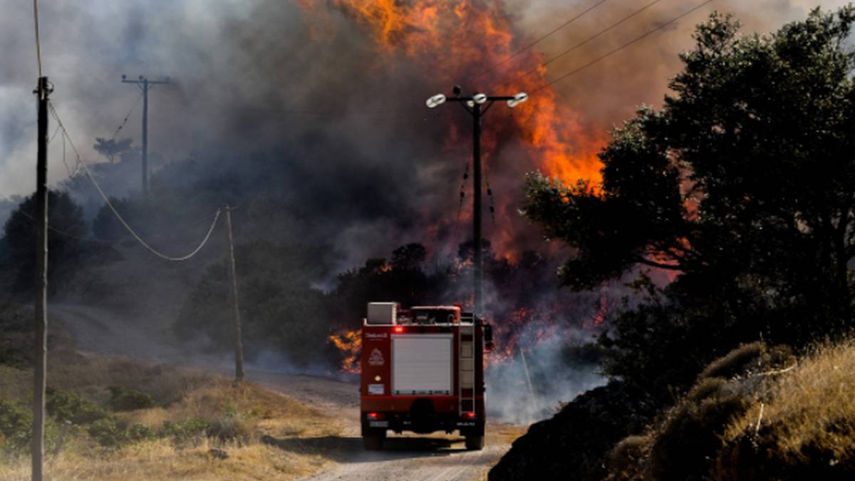 Ισχυρή πυρκαγιά στη Μάνδρα!