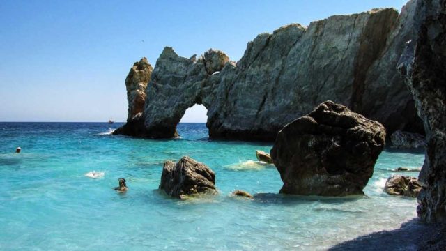 25 Ελληνικά νησιά που αγαπάνε Ιταλοί και Άγγλοι