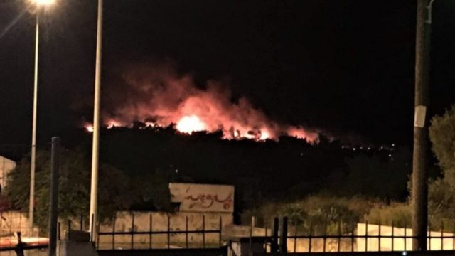 Μεγάλη φωτιά ξέσπασε στο Λουτράκι – Εκκενώνονται προληπτικά Σχίνος, Αγ. Σωτήρας