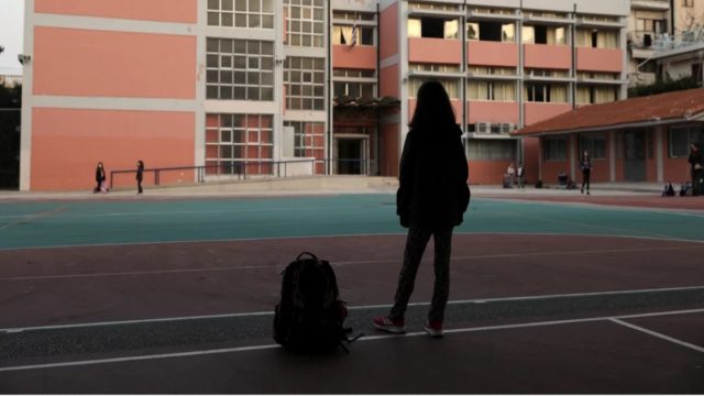 Ανάβυσσος: Σοκάρουν οι αποκαλύψεις για τον σαρδανάπαλο δάσκαλο – Τα ερωτικά μηνύματα που έστελνε στις ανήλικες