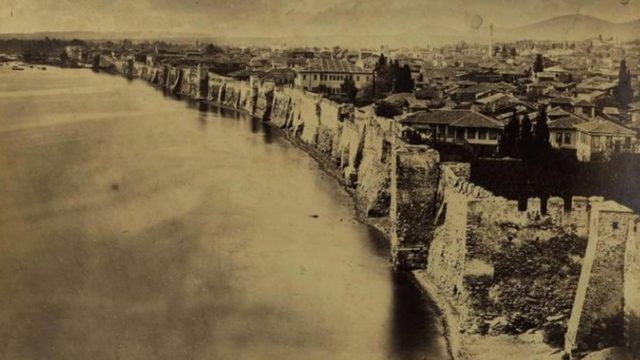 Σπάνια φωτογραφία δείχνει την Θεσσαλονίκη με τείχος
