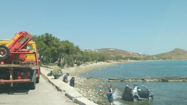 Τήνος: Βούτηξε με το αυτοκίνητό του στη θάλασσα για ν’ αποφύγει την σύλληψη