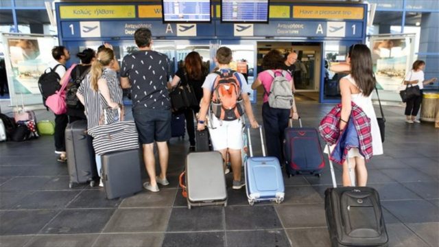 Τουρισμός: Με τις βαλίτσες στο χέρι οι Βρετανοί – Από τέλος Ιουνίου διακοπές χωρίς καραντίνα σε Ελλάδα, Γαλλία & Ισπανία