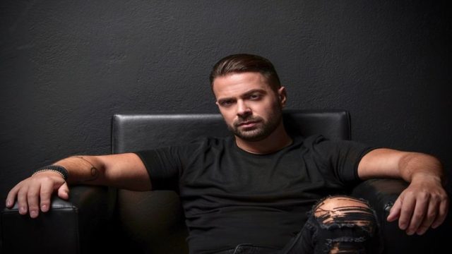 Θύμα απάτης ο Ηλίας Βρεττός – Απάντησε σε μήνυμα και του έκλεψαν πολλά χρήματα