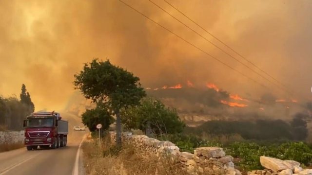 Υπό έλεγχο η φωτιά στην Πάρο – Μεγάλη «μάχη» της Πυροσβεστικής καθώς πλησίασε σπίτια