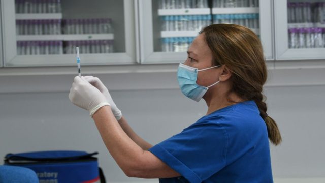 Εφαρμογή θα «βλέπει» αν κάποιος έχει εμβολιαστεί – Ποια τα προνόμια των εμβολιασμένων