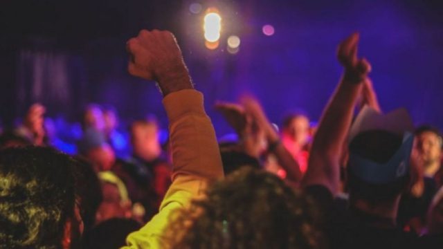 Κορωνοπάρτι σε βίλες στη Μύκονο με γνωστό DJ, αφίσες και 1.299 ευρώ είσοδο