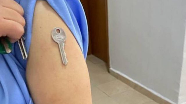 Εμβολιασμένοι κατά του κορωνοϊού μαγνητίζουν αντικείμενα; Θεωρία συνωμοσίας ή πραγματικότητα;