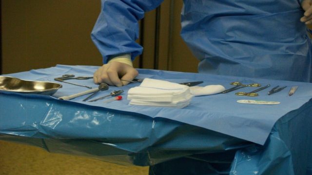 Θεσσαλονίκη: Κατηγορείται για τον θάνατο ενός 24χρονου – Νέα καταγγελία κατά του γιατρού που εγχείρησε την 14χρονη κόρη του ιερέα – Σπάραξαν καρδιές στην κηδεία της