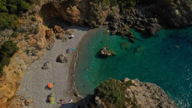 6+1 εναλλακτικές στάσεις στην Πελοπόννησο και οι 7 καλύτερες παραλίες για να κάνετε τις βουτιές σας