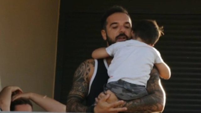 Survivor 4: Ραγίζει καρδιές η φωτογραφία του Τριαντάφυλλου στην αγκαλιά του γιου του!