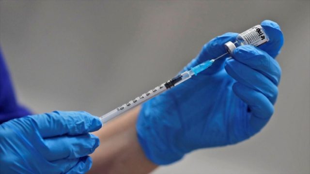 Μόσιαλος: “Μικρή η πιθανότητα μυοκαρδίτιδας ή περικαρδίτιδας με τα εμβόλια mRNA”
