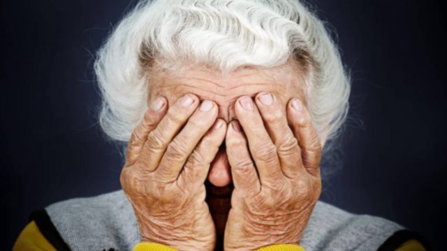 Ίλιον: Άνανδροι χτύπησαν και λήστεψαν 100 χρονών γιαγιά μέσα στο σπίτι της!