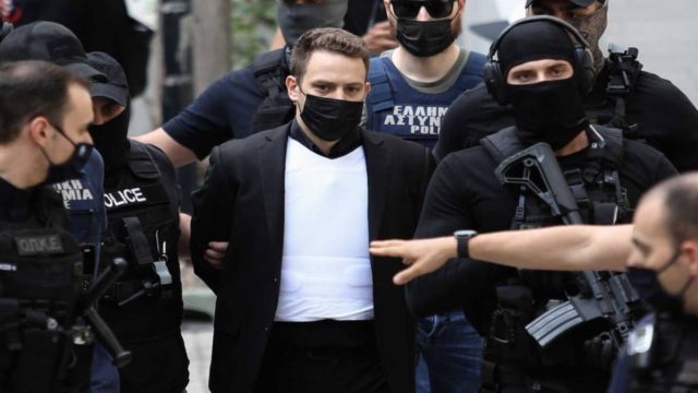Αποκλειστικό: Το μυστικό κρύβεται στο… αλεξίσφαιρο γιλέκο! Γιατί φορούσε ο πιλότος στα δικαστήρια; Σπανίως ΟΠΚΕ συνοδεύει ένα… δολοφόνο!