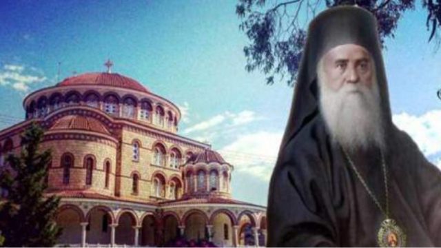 «Μας έσωσε ο Άγιος Νεκτάριος – Το πίσω μέρος του αυτοκινήτου τσαλακώθηκε εντελώς»