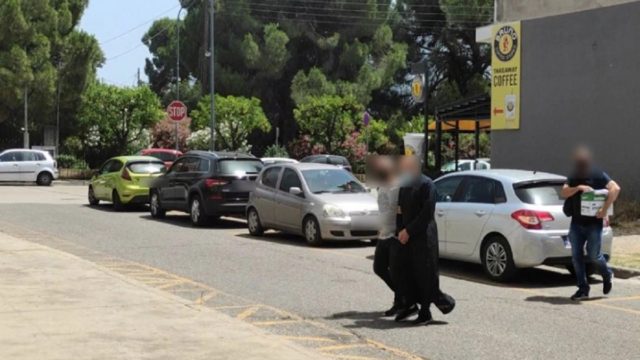 Αγρίνιο: Kατέθεσε υπέρ του ιερέα η μητέρα των κοριτσιών που τον κατήγγειλαν για βιασμό! Οι “γυμνές πλάτες” και η προφυλάκιση! (Video)