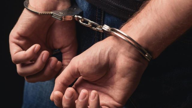 Συνελήφθη Αλβανός στο Πήλιο που απειλούσε ότι θα σκοτώσει την γυναίκα του και τις τρεις κόρες τους