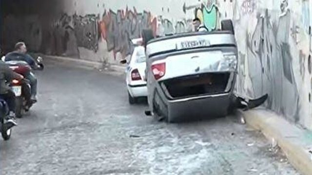 Τροχαίο στην Αμφιθέας με ανατροπή αυτοκινήτου στη γέφυρα – Μεγάλο μποτιλιάρισμα στον Κηφισό – Προβλήματα και σε άλλους δρόμους