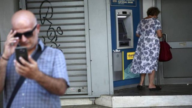Μπάχαλο με τα αναδρομικά: Καθυστερήσεις στις πληρωμές! Ποιοι δεν είδαν χρήματα στους λογαριασμούς τους;