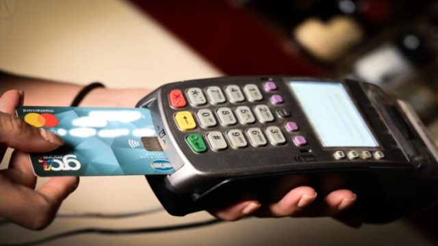 Ανέπαφες συναλλαγές: Στα 50 ευρώ το όριο χωρίς PIN – 10 συμβουλές για ασφαλείς αγορές από το διαδίκτυο