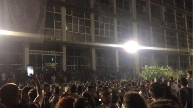 Λιπόθυμη σε φρεάτιο βρέθηκε κοπέλα μετά από κορωνοπάρτι στο ΑΠΘ – Νέες εικόνες ντροπής από το πάρτι