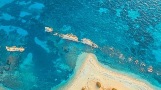 Αρτολίθια: Η εκπληκτική παραλία του Ιονίου με τα γαλαζοπράσινα νερά που είναι πάντα “λάδι”