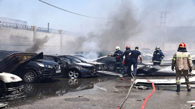 Συναγερμός στον Ασπρόπυργο: Τρεις τραυματίες, διέλυσε 15 αυτοκίνητα – Μεγάλες ζημιές από την έκρηξη βυτιοφόρου με προπάνιο