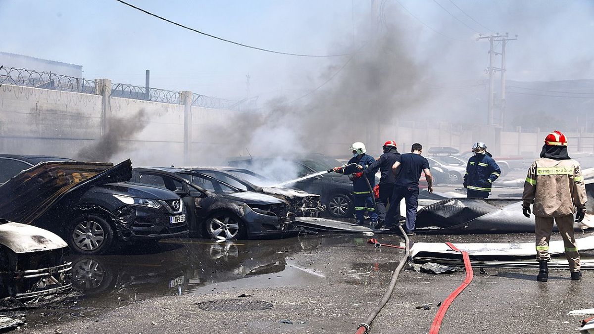 Συναγερμός στον Ασπρόπυργο: Τρεις τραυματίες, διέλυσε 15 αυτοκίνητα – Μεγάλες ζημιές από την έκρηξη βυτιοφόρου με προπάνιο