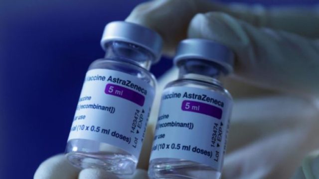 Εμβόλιο AstraZeneca: Η τελική απόφαση της επιτροπής για τους κάτω των 60 – Τι θα γίνει με όσους έκαναν την πρώτη δόση