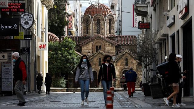 Νέο lockdown το φθινόπωρο εάν δεν αυξηθεί ο ρυθμός των εμβολιασμών