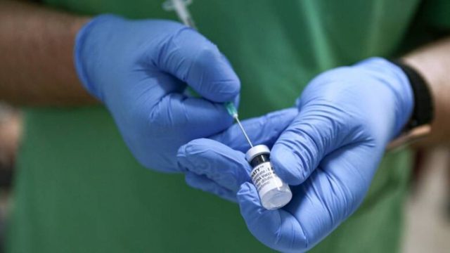 Μετάλλαξη Δέλτα: Ποιους “χτυπά” περισσότερο – Πώς προστατεύουν τα εμβόλια