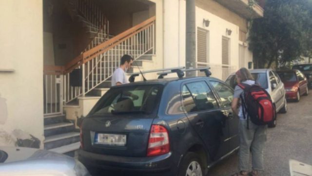 Γλυκά Νερά: Με το μωρό στην αγκαλιά η μητέρα του Μπάμπη πάει να παραδώσει το μωρό στη μητέρα της Καρολάιν!