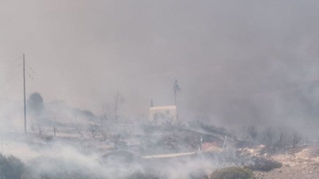 Μαίνεται η φωτιά στην Πάρο – Συνεχείς αναζωπυρώσεις