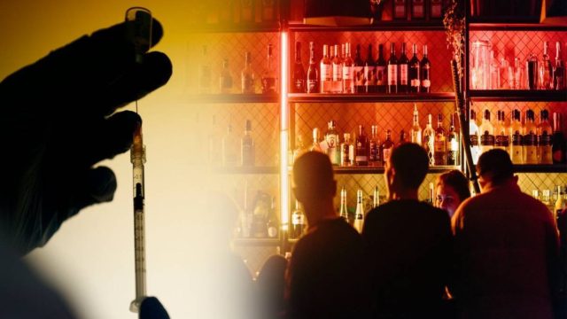 Προνόμια εμβολιασμένων: Θα μπαίνουν παντού! Είσοδος σε κινηματογράφους, θέατρα, γήπεδα, εστιατόρια, καφέ!