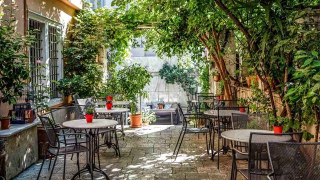 8+1 μαγαζιά στην Αθήνα με μυστικούς κήπους και αυλές για εξαιρετικό καφέ και δροσιστικά cocktails