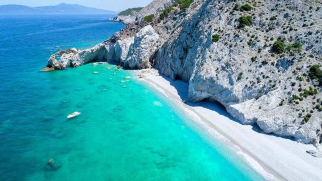 Η εντυπωσιακή παραλία με τα κρυστάλλινα νερά που βρίσκεται στην Σκιάθο – Μάθετε για ποιο λόγο είναι διάσημη στο εξωτερικό